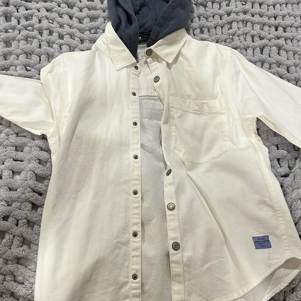 Nice white jean jacket 11-12 never wornn brand new